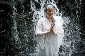 тагики микао усуи под водопадом практика